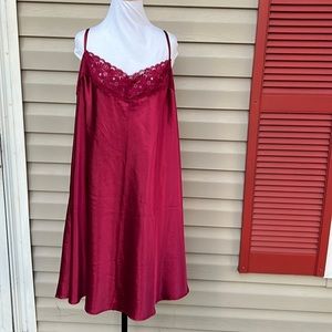 Amoureuse women’s burgundy nightgown